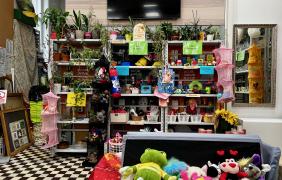 zdjęcie przedstawiające wnętrze i rzeczy w ReUżytkowni