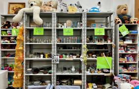 zdjęcie przedstawiające wnętrze i rzeczy w ReUżytkowni