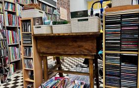 zdjęcie przedstawiające wnętrze i rzeczy w ReUżytkowni