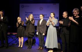 zdjęcie grupowe laureatów nagród w kulturze,