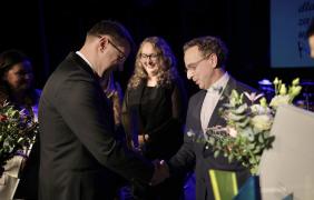 prezydent miasta uściska dłoń laureatowi nagrody