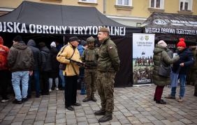 Zdjęcie przedstawiające ludzi podczas obchodów święta niepodległości