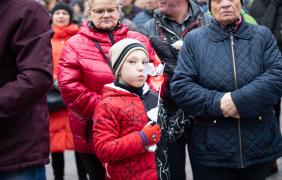 Zdjęcie przedstawiające ludzi podczas obchodów święta niepodległości
