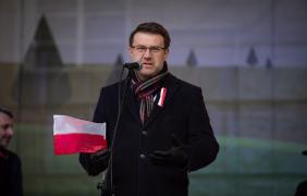 Zdjęcie przemawiającego Prezydenta Miasta Opola z flagą Polski