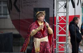 Zdjęcie przedstawiające ludzi podczas obchodów święta niepodległości