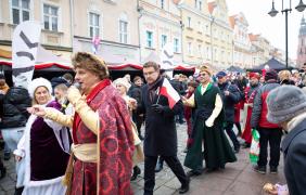 Zdjęcie przedstawiające ludzi podczas obchodów święta niepodległości
