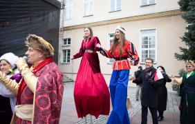 Zdjęcie przedstawiające ludzi podczas obchodów święta niepodległości