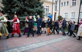 Zdjęcie przedstawiające ludzi podczas obchodów święta niepodległości