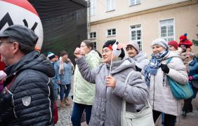 Zdjęcie przedstawiające ludzi podczas obchodów święta niepodległości