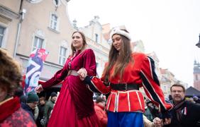 Zdjęcie przedstawiające ludzi podczas obchodów święta niepodległości