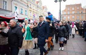 Zdjęcie przedstawiające ludzi podczas obchodów święta niepodległości