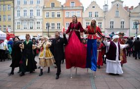 Zdjęcie przedstawiające ludzi podczas obchodów święta niepodległości