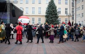 Zdjęcie przedstawiające ludzi podczas obchodów święta niepodległości