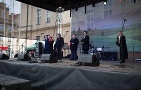zdjęcie sceny podczas obchodów święta niepodległości