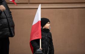 chłopiec trzymający flagę Polski