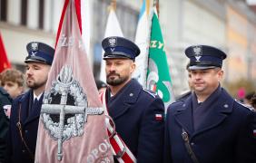 Zdjęcie przedstawiające ludzi podczas obchodów święta niepodległości