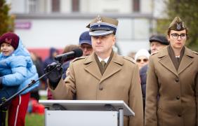 Zdjęcie przedstawiające ludzi podczas obchodów święta niepodległości