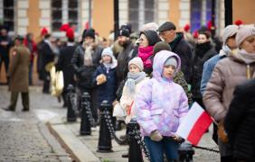 Zdjęcie przedstawiające ludzi podczas obchodów święta niepodległości