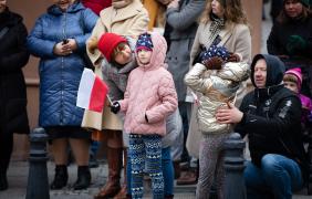 Zdjęcie przedstawiające ludzi podczas obchodów święta niepodległości