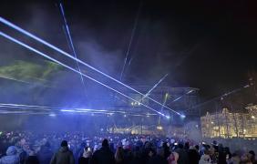 zdjęcie tłumu bawiących się ludzi oraz laserów