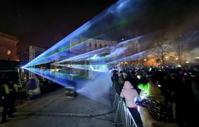 zdjęcie tłumu bawiących się ludzi oraz laserów