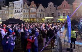 zdjęcie ludzi na rynku podczas 33. finału wielkiej orkiestry świątecznej pomocy