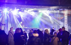 zdjęcie widowni wydarzenia, na drugim planie scena muzyczna