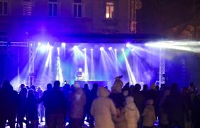 zdjęcie widowni wydarzenia, na drugim planie scena muzyczna