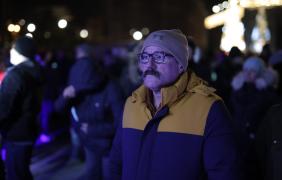 mężczyzna patrzący w dal