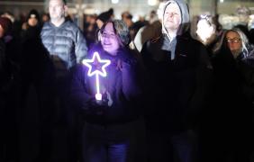zdjęcie tłumu bawiących się ludzi oraz laserów