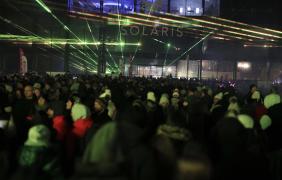 zdjęcie tłumu bawiących się ludzi oraz laserów