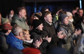 zdjęcie ludzi na rynku podczas 33. finału wielkiej orkiestry świątecznej pomocy