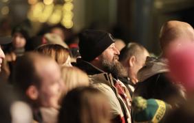 zdjęcie ludzi na rynku podczas 33. finału wielkiej orkiestry świątecznej pomocy