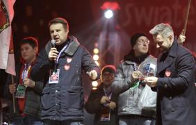 przemawiający na scenie prezydent