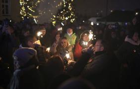 zdjęcie ludzi na rynku podczas 33. finału wielkiej orkiestry świątecznej pomocy