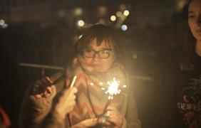 zdjęcie kobiety z zimnym ogniem