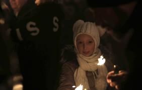 zdjęcie dziewczynki z zimnym ogniem