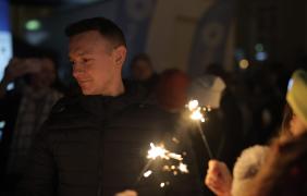 zdjęcie ludzi z zimnymi ogniami