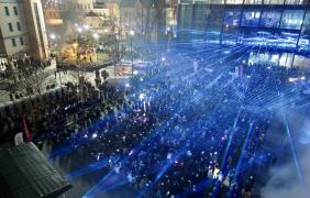 zdjęcie tłumu bawiących się ludzi oraz laserów