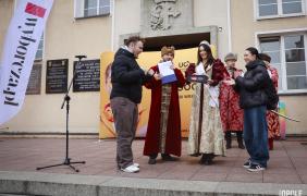 zdjęcie maturzystów tańczących poloneza na rynku