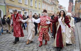 zdjęcie maturzystów tańczących poloneza na rynku