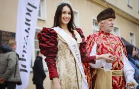 zdjęcie maturzystów tańczących poloneza na rynku
