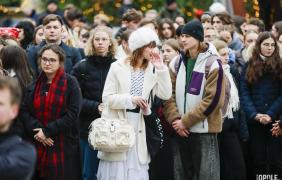 zdjęcie maturzystów na rynku