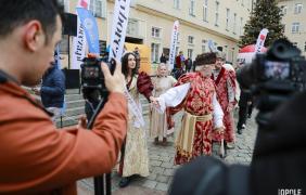 zdjęcie maturzystów tańczących poloneza na rynku