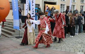 zdjęcie maturzystów tańczących poloneza na rynku