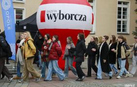 zdjęcie maturzystów tańczących poloneza na rynku
