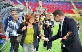 prezydent wręczający tulipany z okazji dnia kobiet