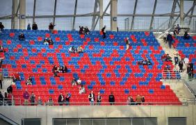 ludzie zwiedzający stadion opolski