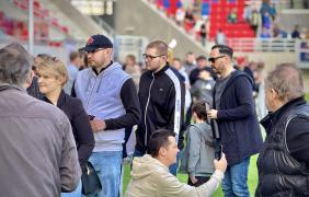 ludzie zwiedzający stadion opolski