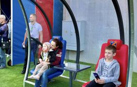 ludzie zwiedzający stadion opolski